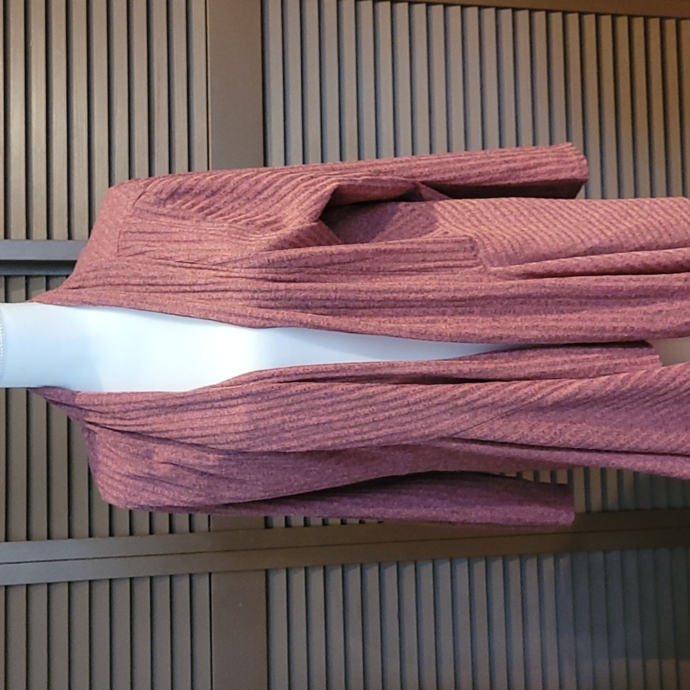 Women's long sleeve light sweater 3x medium burgendy in color